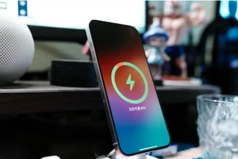 宣汉苹果15换屏服务分享用什么充电器给iPhone15充电更好 